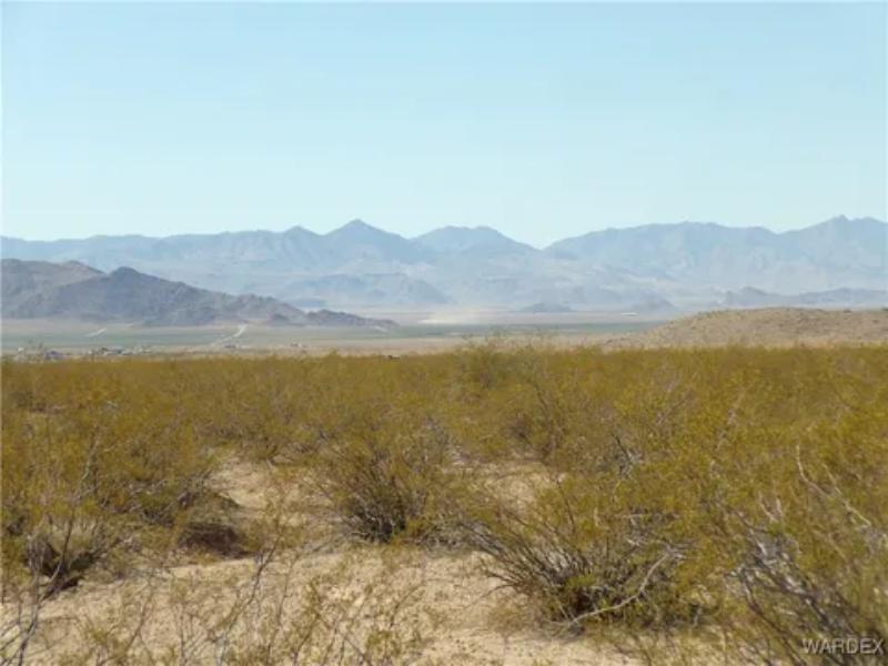 Unspoiled Valle Vista 0.29-Acre Corner Lot in Arizona